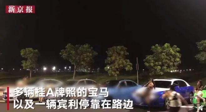 女子街头跟两名外国人热舞,几名女子街头跳舞