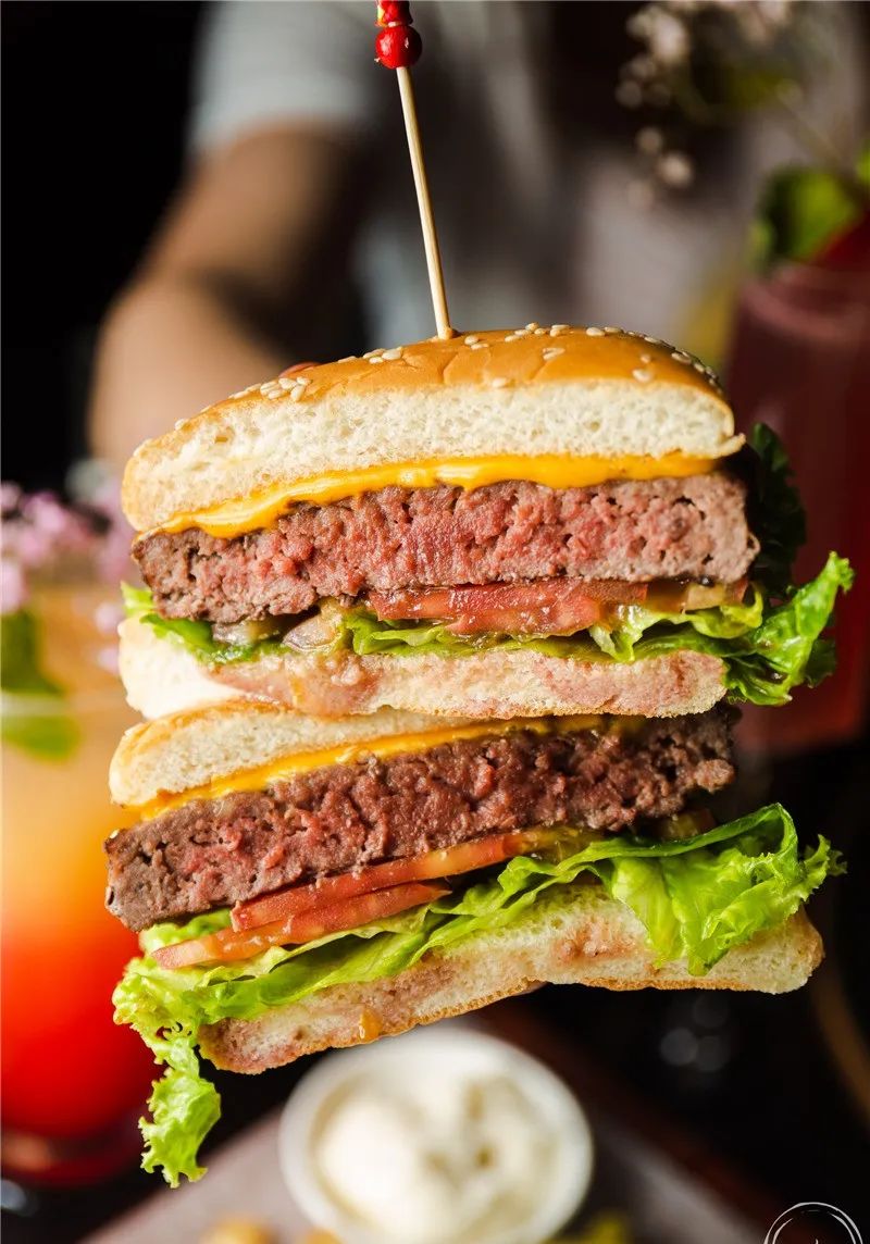 太刚了！这店居然敢开在「中国第一夜店」楼下...