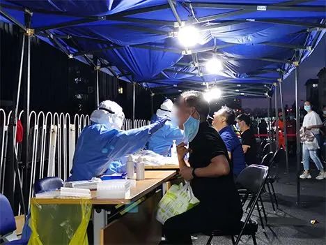 警惕！北京一外卖小哥确诊，平均每天接50单，多名患者无新发地直接接触史，张文宏说“散发病例可能一直存在”