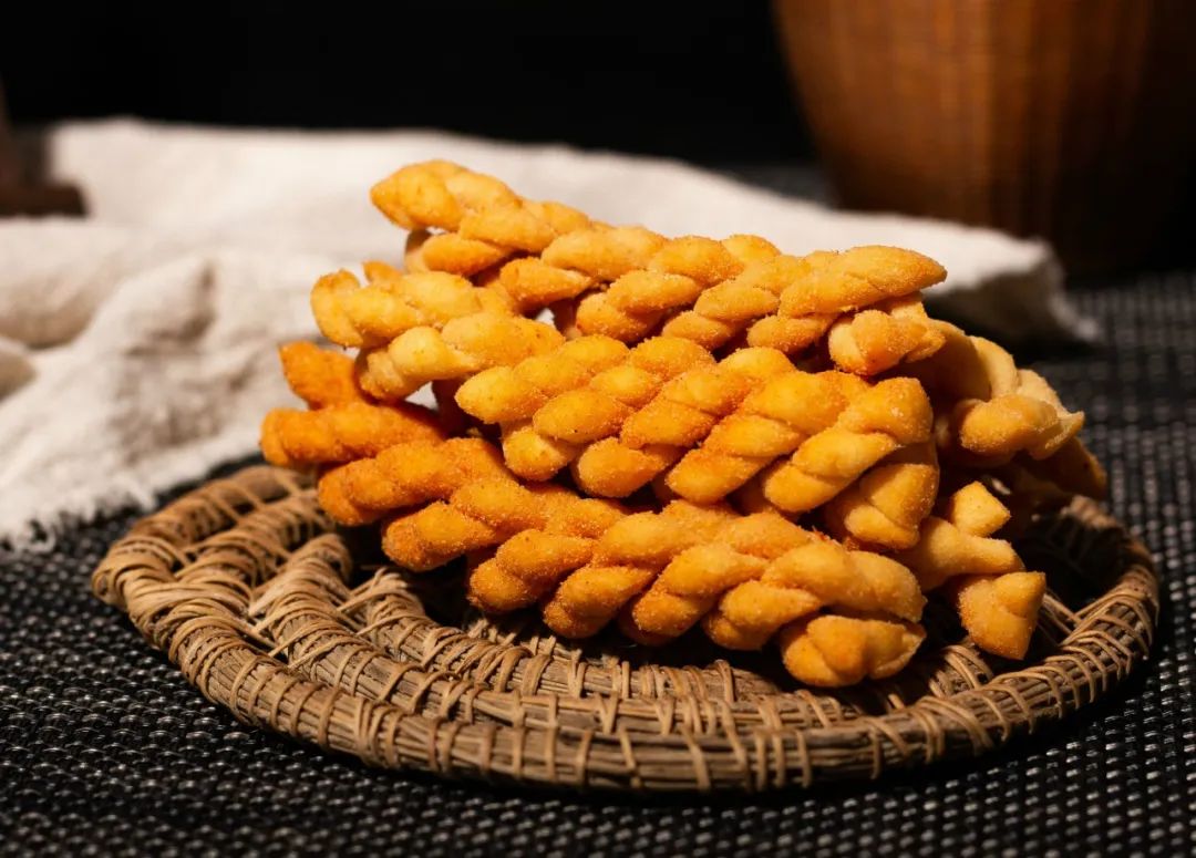 麻花吃起来又香又酥又甜,麻花吃起来又香又酥