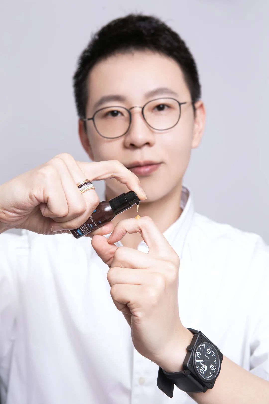 两边黑眼圈程度不一样,黑眼圈的秘密暴露了一个真相