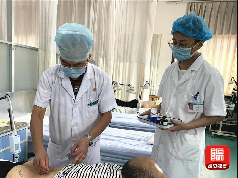 八旬老人送锦旗医护妙手助康复,四川绵阳江油市第四人民医院