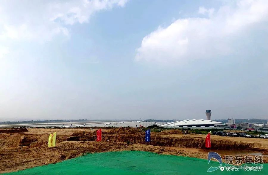 跟着干部视察工作,跟着领导们参观应该站在哪里