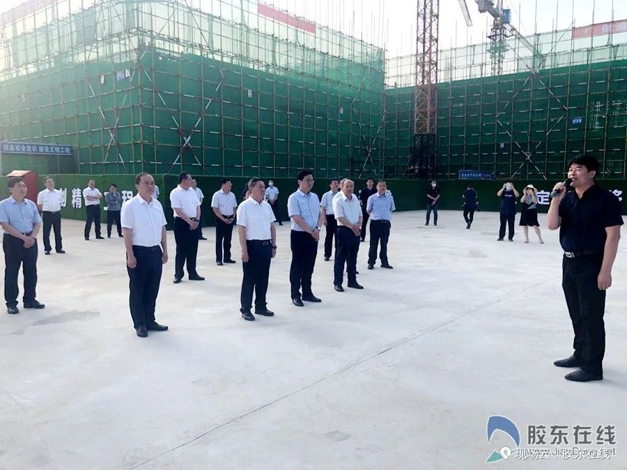 跟着干部视察工作,跟着领导们参观应该站在哪里