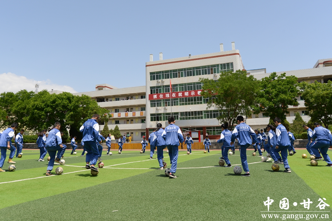 甘谷县西关中学校长牛维录,全心全意办好百姓家门口的学校