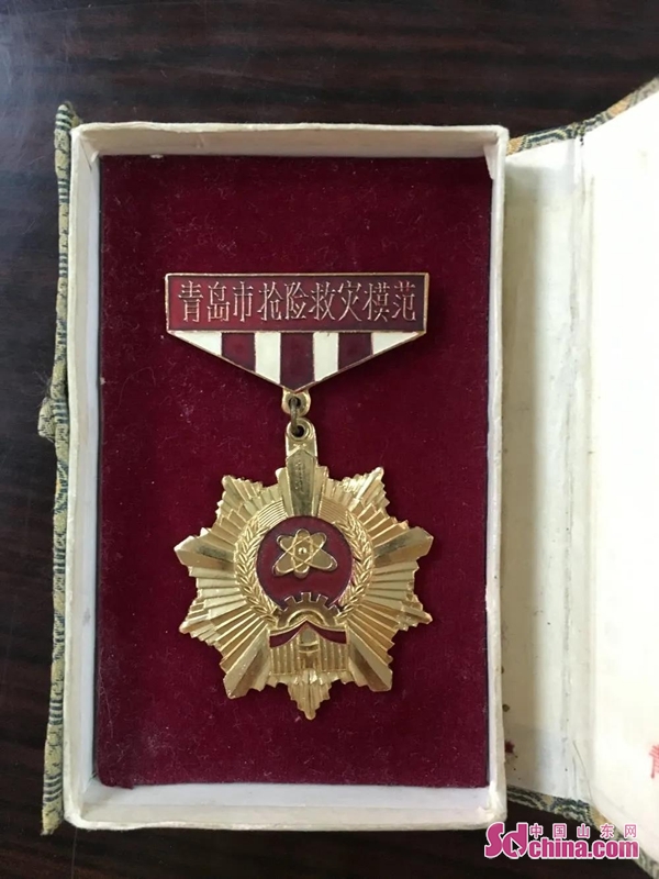 青岛崂山区大麦岛社区*党**员蓝正祝:一枚荣誉奖章,尽显侠骨心肠