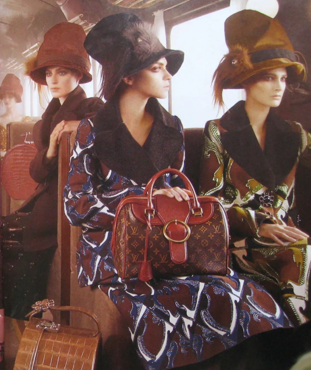 DIOR改拍电影了？丛林裸男、性感人鱼....原来奢侈品是这样诞生的...