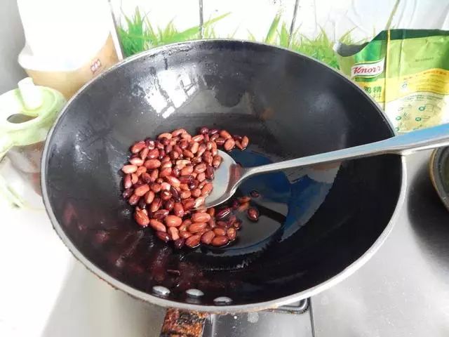 没放油的炒花生放多久变脆,炒花生先放盐还是后放盐