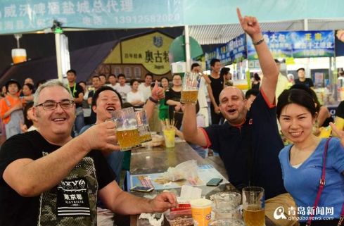 吹瓶只算入门！青岛人哈啤酒到底有多野？你是什么级别…