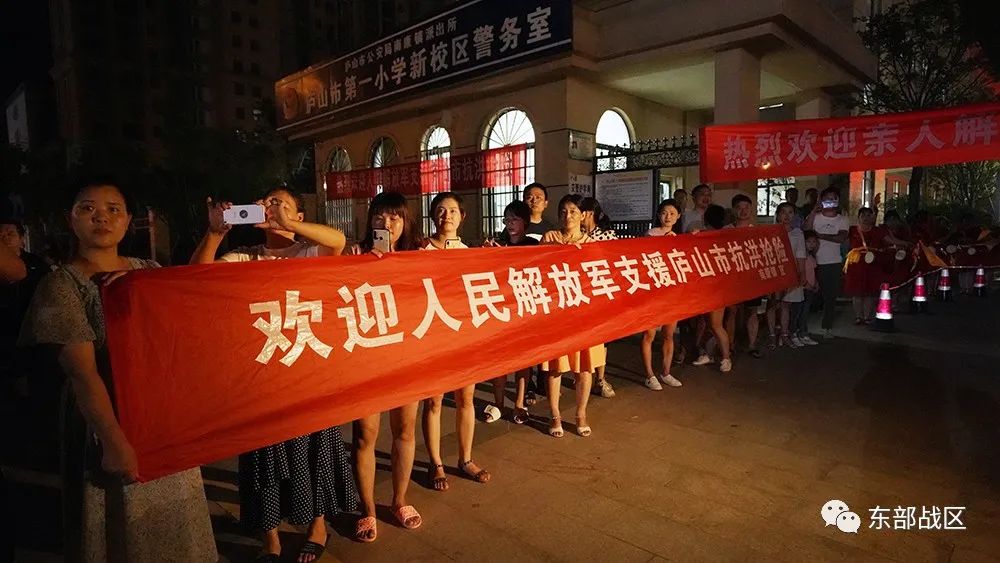 抗洪抢险的画面,抗洪一线的动人画面