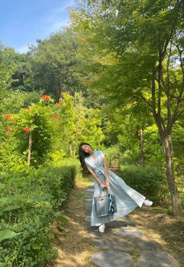 jennie黑色短裙舞台造型,jennie舞台短裙转圈