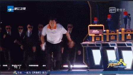 他这是中年发福了吗?