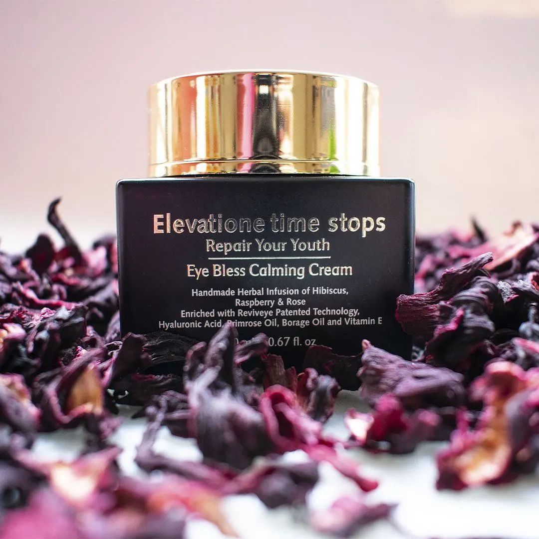 大家都在追《三十而已》,我却偷偷看了看她的化妆台