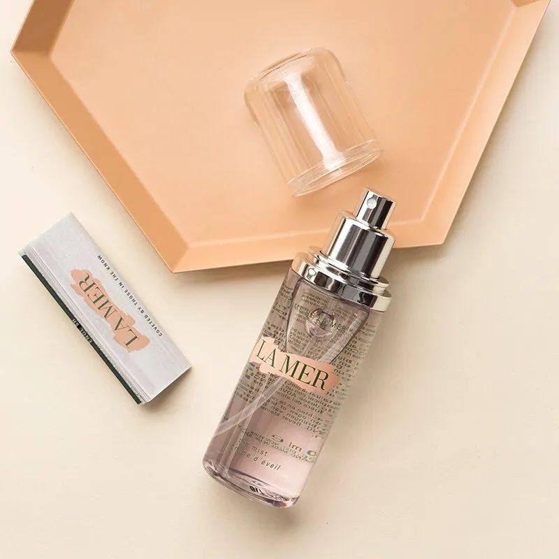 大家都在追《三十而已》,我却偷偷看了看她的化妆台