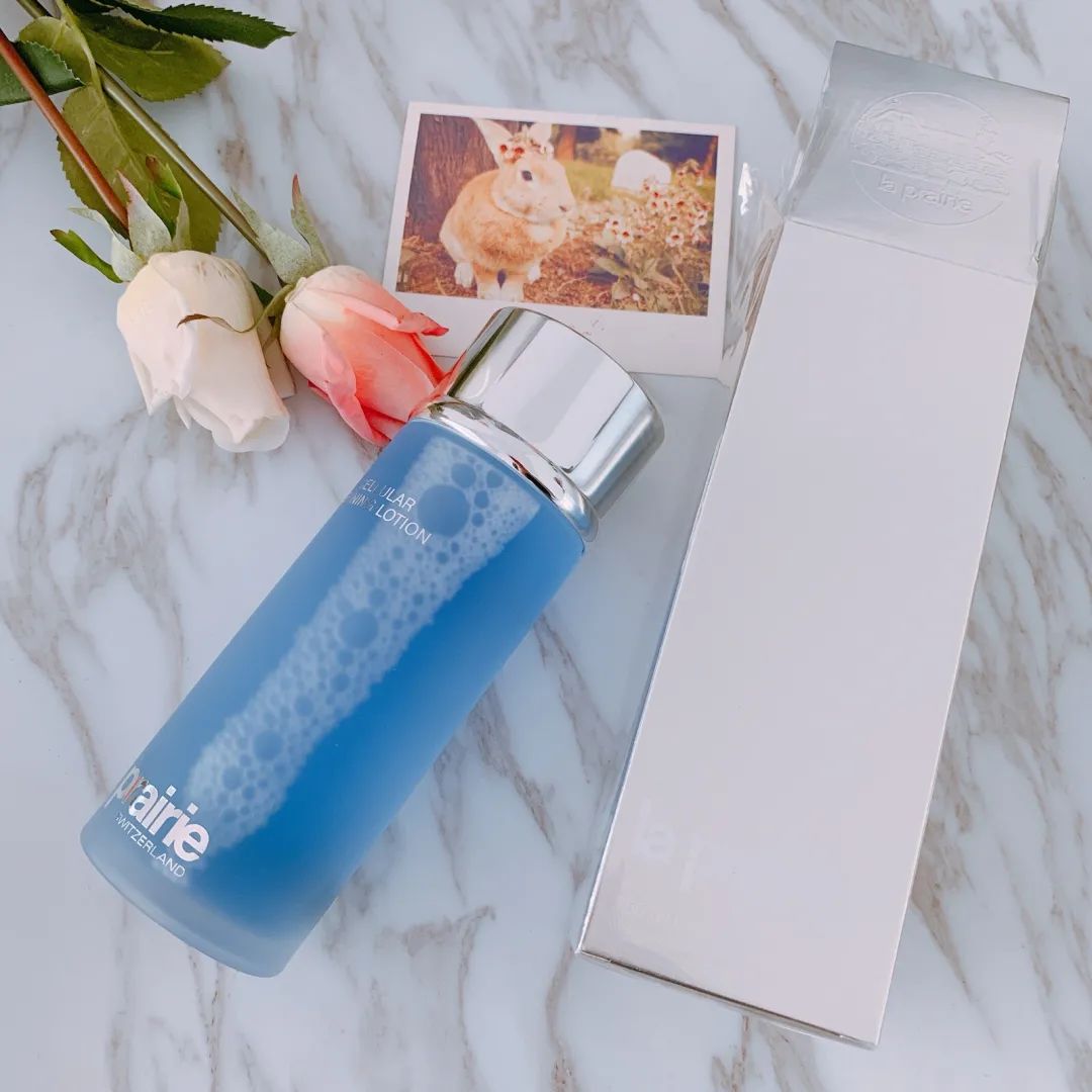 大家都在追《三十而已》,我却偷偷看了看她的化妆台