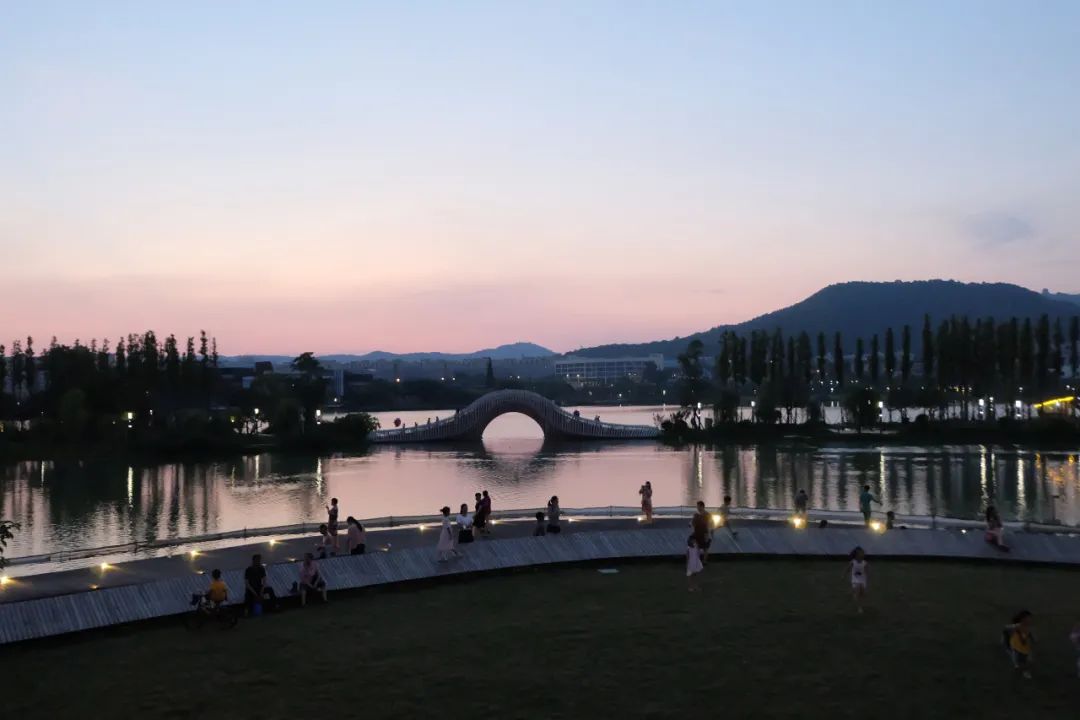 缇庡憜鑻辨枃,缇庡憜