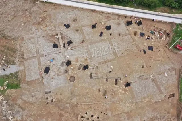 中学足球场发现石棺墓,成都足球场古墓发掘