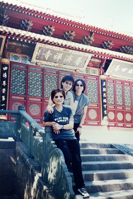 51岁孟庭苇罕见晒旧照，30年一直冻龄如少女，意外撞脸周慧敏