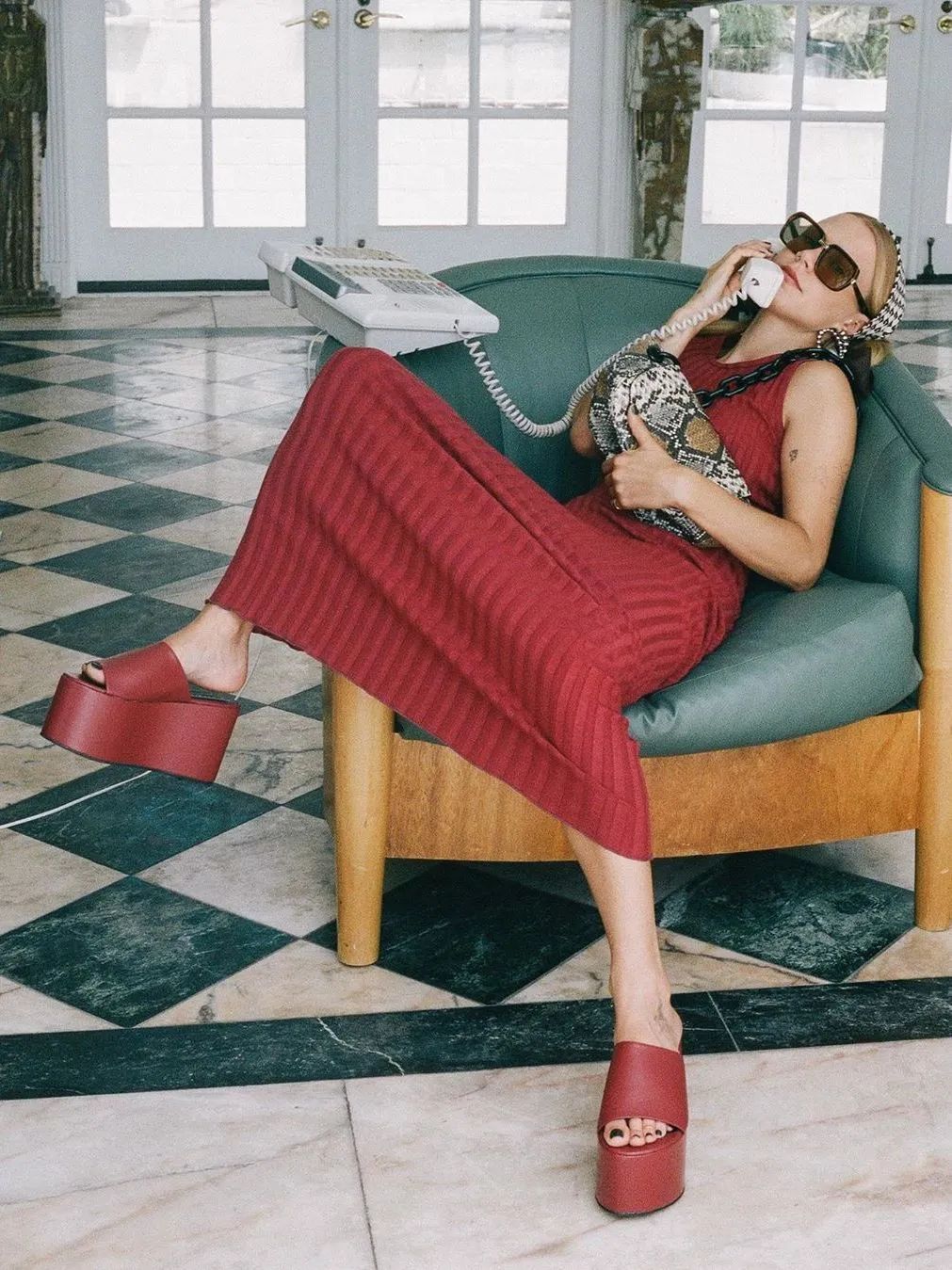 夏天可以穿针织吗,谁说夏季不能穿套装