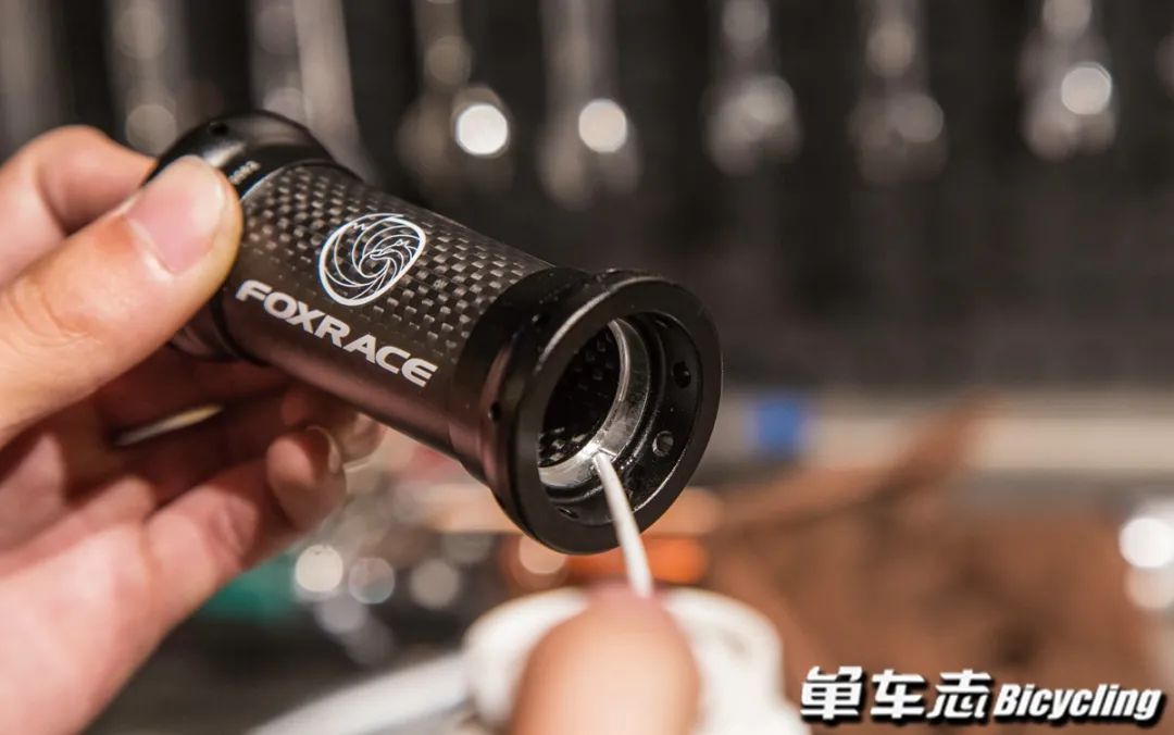 久裕培林花鼓塔基的拆卸保养视频,公路自行车培林花鼓保养