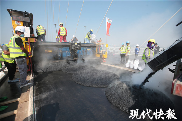 一周磨坏一双鞋！脚踏136℃沥青，他们“趁热”修路