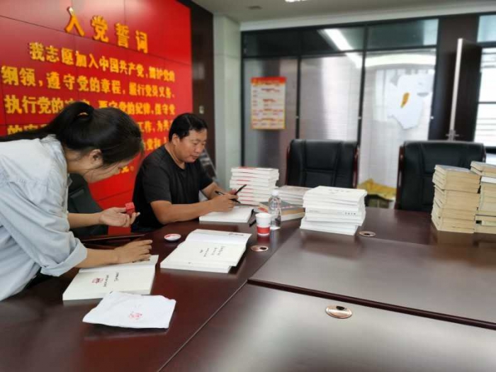 作家冉学东为榆林新元洁能公司员工授课