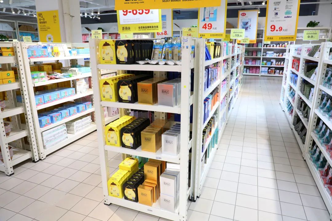 上海荟品仓阿迪达斯男款跑鞋,荟品仓城市奥莱青浦店nike