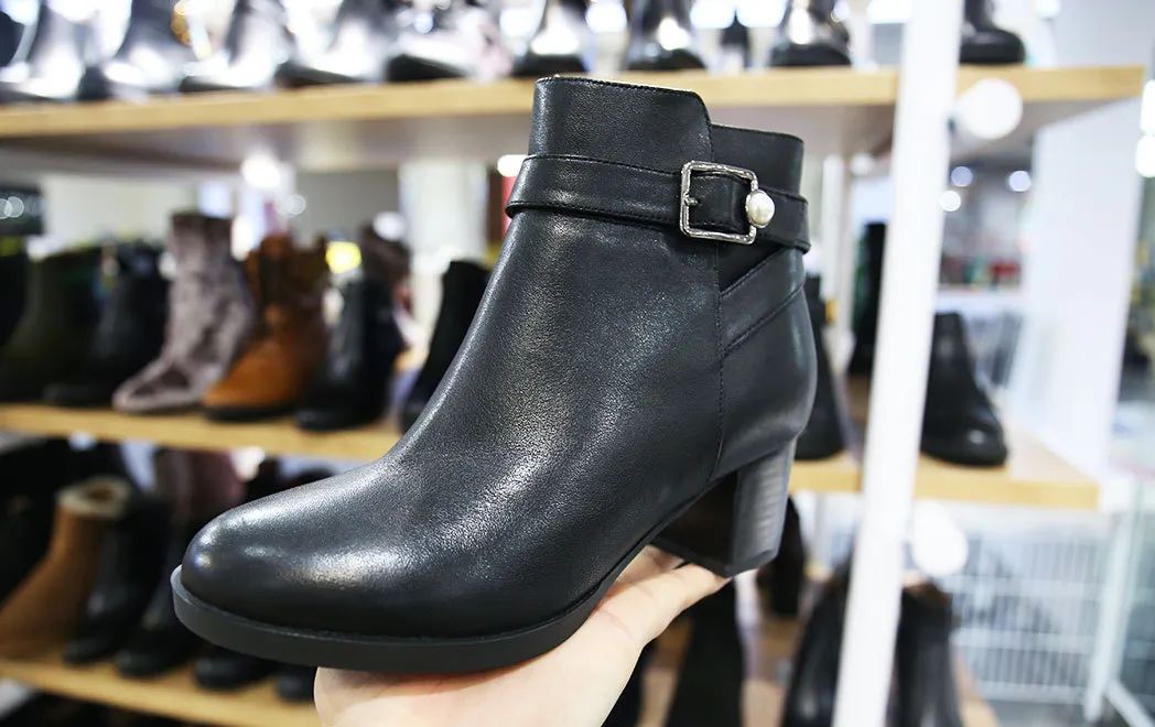 上海荟品仓阿迪达斯男款跑鞋,荟品仓城市奥莱青浦店nike