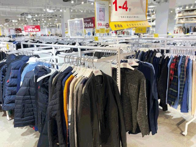 上海荟品仓阿迪达斯男款跑鞋,荟品仓城市奥莱青浦店nike