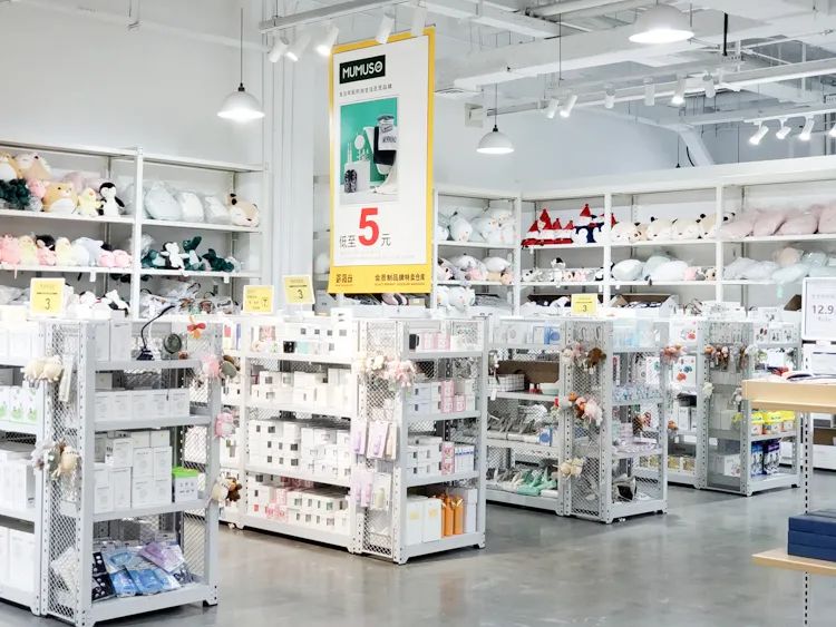 上海荟品仓阿迪达斯男款跑鞋,荟品仓城市奥莱青浦店nike