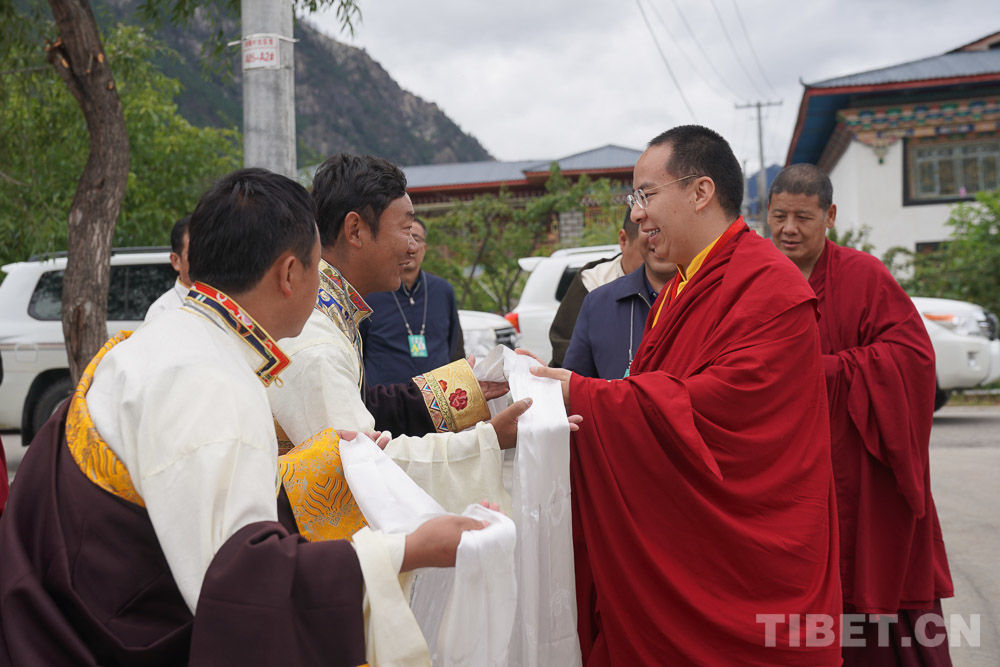 感恩最好的方式是过好今生的幸福生活十一世班禅寄语林芝村民