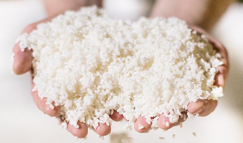 日本人用酒洗脸，60岁还没有皱纹，黑头粉刺全消失，整张脸白皙光滑，细腻弹润