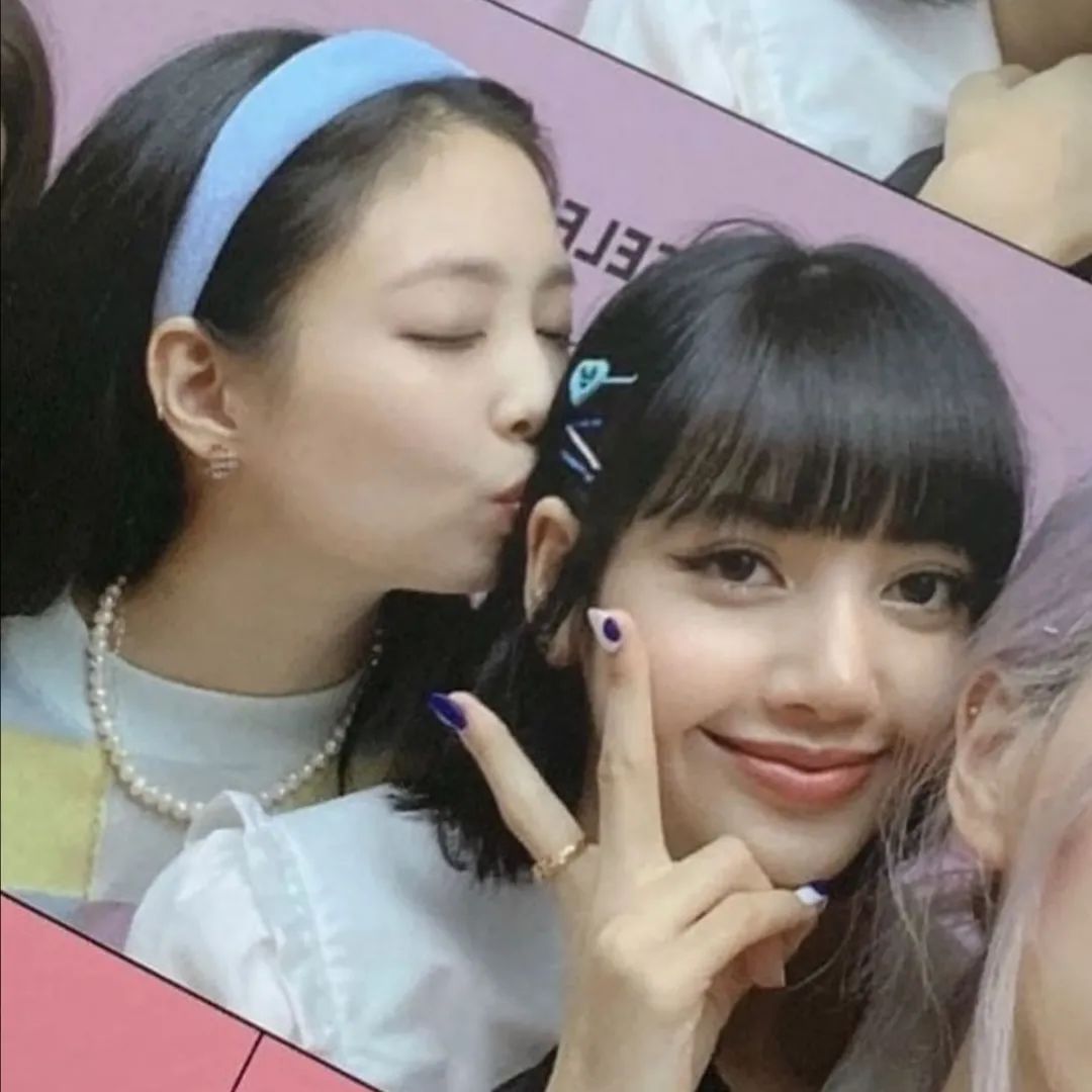 jennie最新配饰,jennie蝴蝶结半扎发