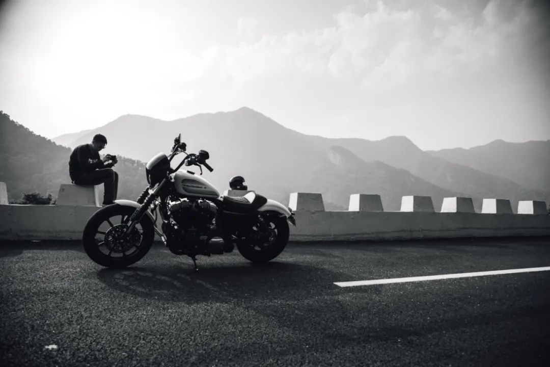 哈雷戴维森IRON1200:让我在秋天里无法自拔