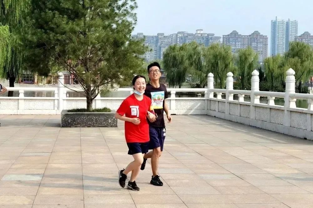 越夜越嗨丨顶级夜跑景区，给你成本最低的人鱼线！