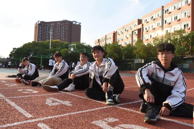 让青春在“门前背后”绽放无限可能——阜阳红旗中学学子拍摄微电影获好评