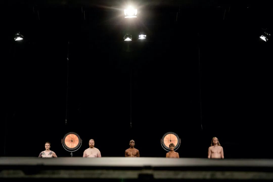 五个大人当着孩子全裸,竟是为了教育!这档奇葩儿童节目让网友吵翻了天….