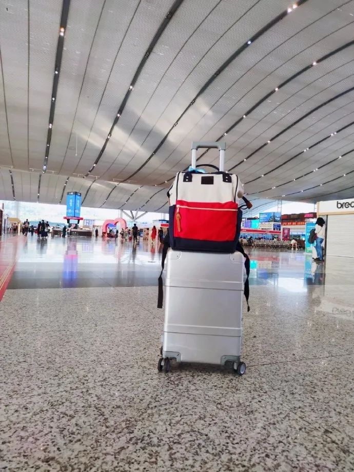 谁背火了三条杠包包,谁背了最新款的名牌包包