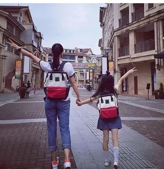 谁背火了三条杠包包,谁背了最新款的名牌包包