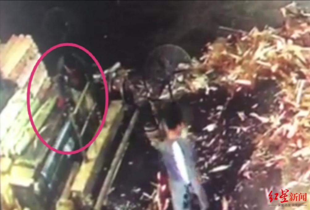 罕见!男子不慎撕脱背上大片皮肤,医生缝1000余针回植成功