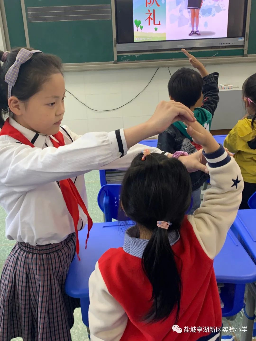 红领巾心向党高举队旗跟党走舞蹈,实验小学红领巾心向党