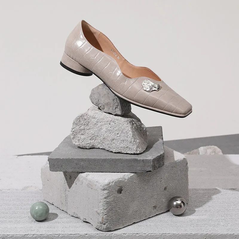 同样的预算买二手车还是新车,爆款靴子和小众靴哪个好