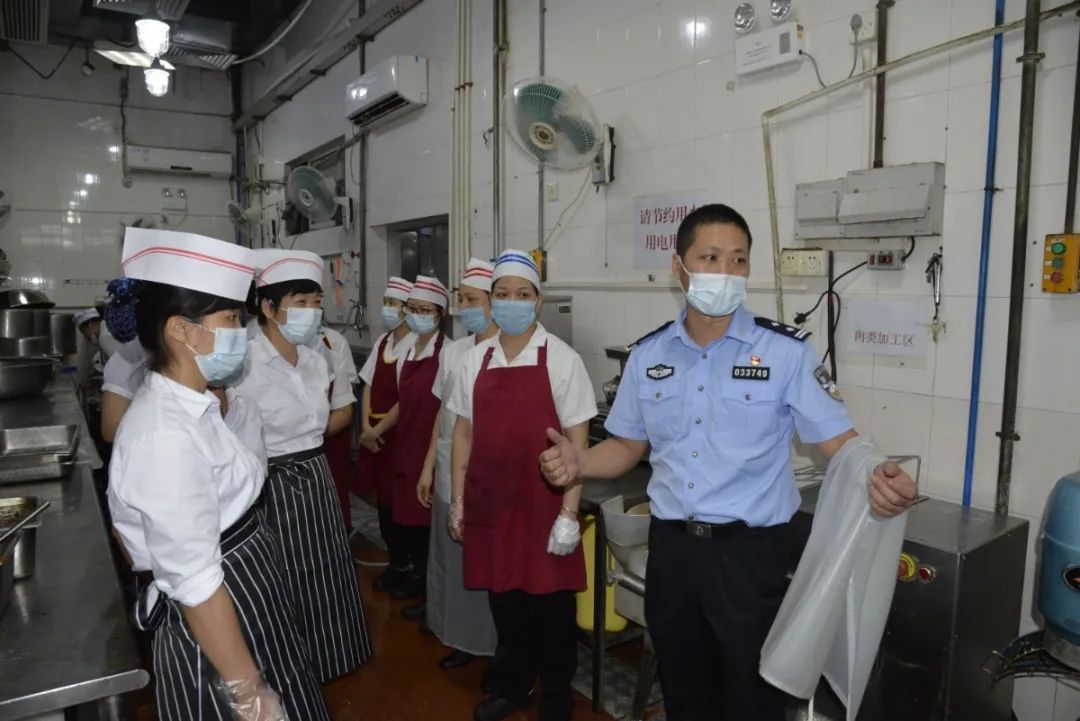 【青年民警微视角】为了奋战的战友，他每天前送数以吨计的“温暖”——走进青年民警李汝芹的一天