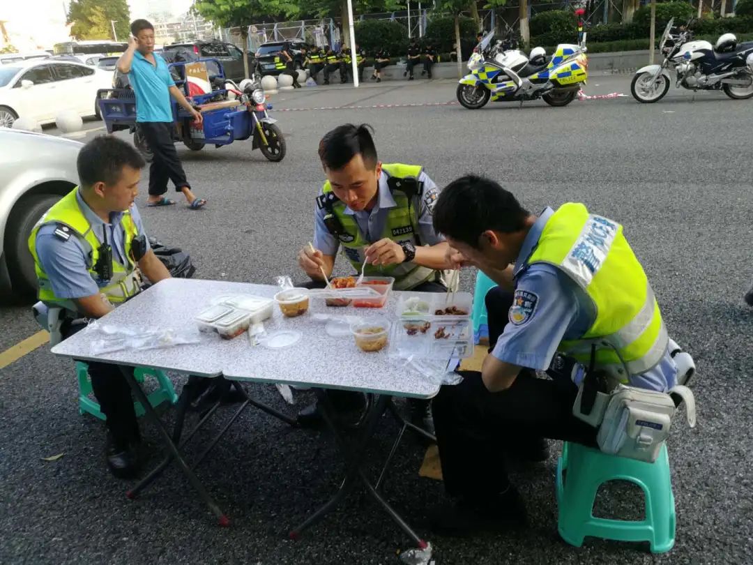 【青年民警微视角】为了奋战的战友，他每天前送数以吨计的“温暖”——走进青年民警李汝芹的一天