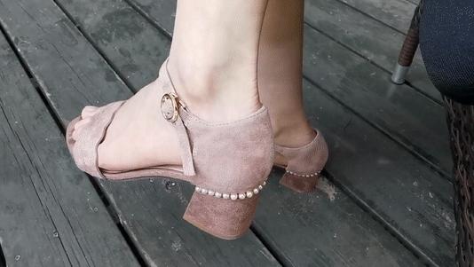 你穿高跟鞋经历过磨脚的痛苦吗,穿高跟鞋脚掌死皮怎么去除