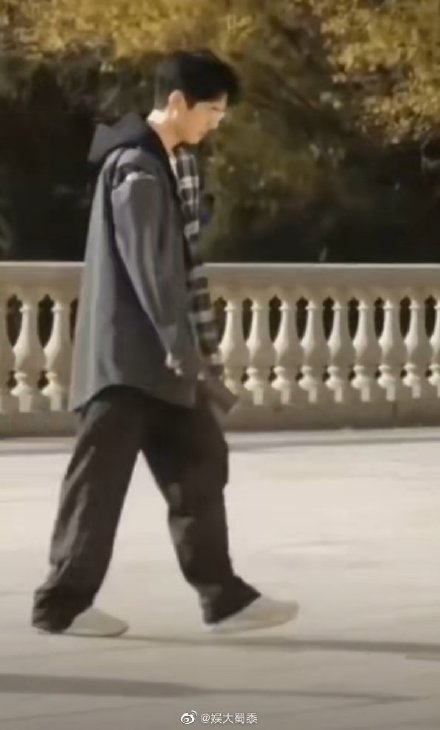 刘昊然在保温杯上班,刘昊然带保温杯上班