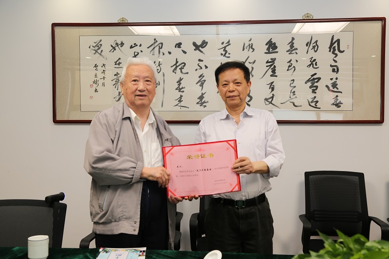 他捐出一切，连遗体也给了国家