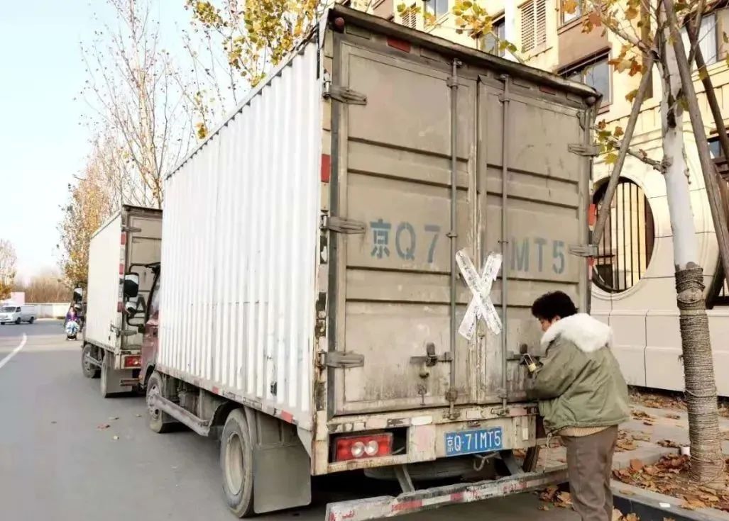 快递大面积停摆官方回应,北京中通多个快递点快件积压