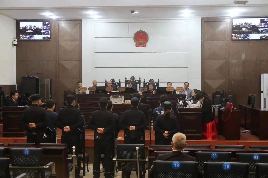 五人非法侵犯公民个人信息被判刑,侵犯公民个人信息罪被批捕了