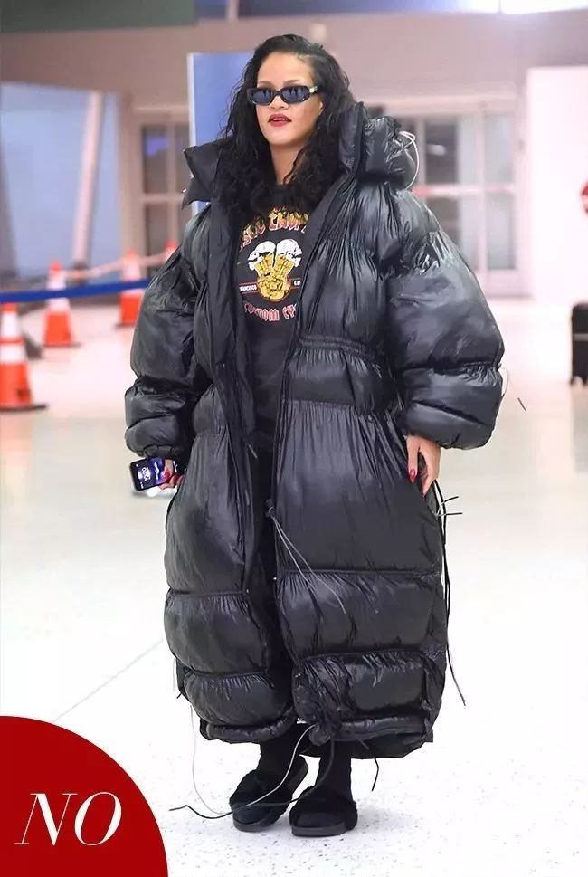 羽绒服千万别乱买这样穿又暖又美,羽绒服穿大的暖还是贴身的暖